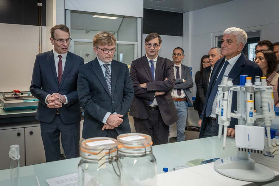 arc Fesneau, Hervé Morin, Sébastien Windsor et Philippe Choquet dans une salle de TP d'UniLaSalle Rouen