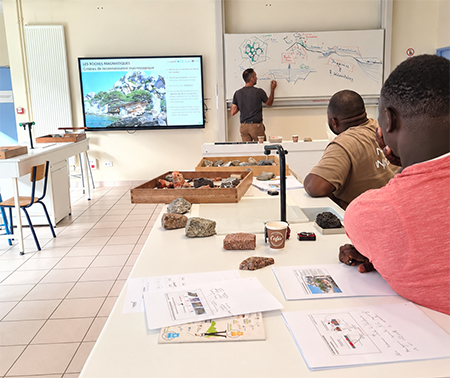Cours en salle de TP dans le cadre du CQP Assistant foreur