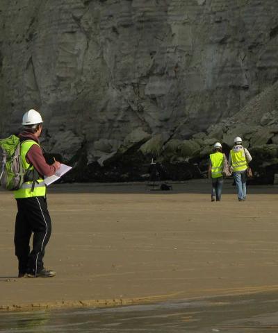 élèves en géosciences étudiant la géologie du Cap Blanc-Nez